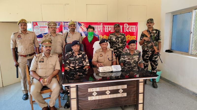 महराजगंज: पुलिस और एसएसबी की बड़ी कार्रवाई: नेपाली युवक के पास से 1031 ग्राम चरस बरामद फ़ोटो 2024 10 24 12. 31. 11 बजे 01809085