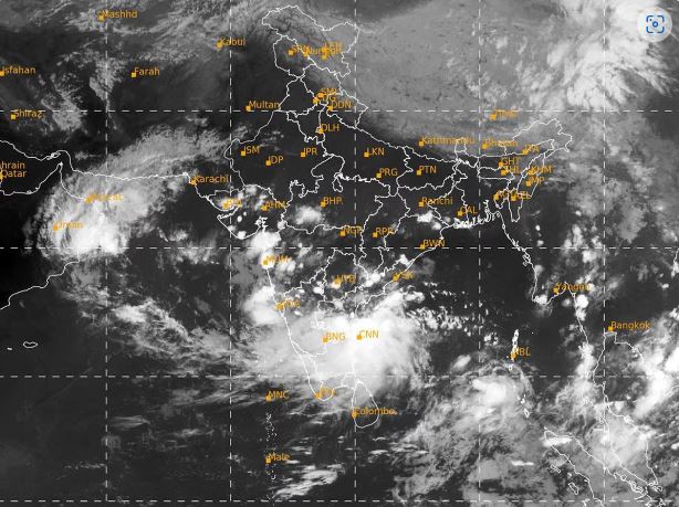 बंगाल की खाड़ी में बन रहा दाना तूफान