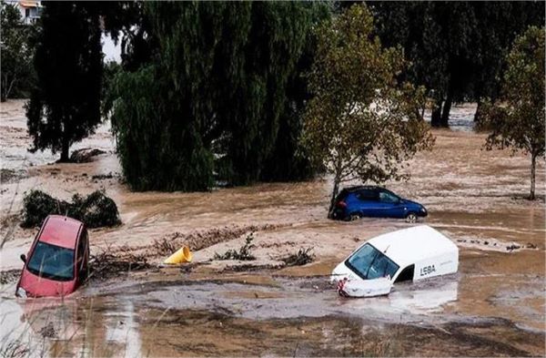 स्पेन में अचानक बाढ़ से सड़कें बन गई नदियां व बह गई कई कारें, दर्जनों लोग लापता